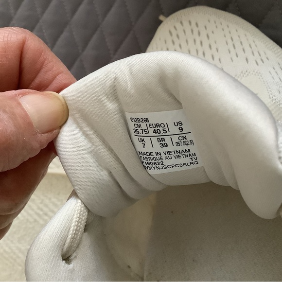 ASICS size 9M light oatmeal w/ taupe design logo on sides - Picture 6 of 6